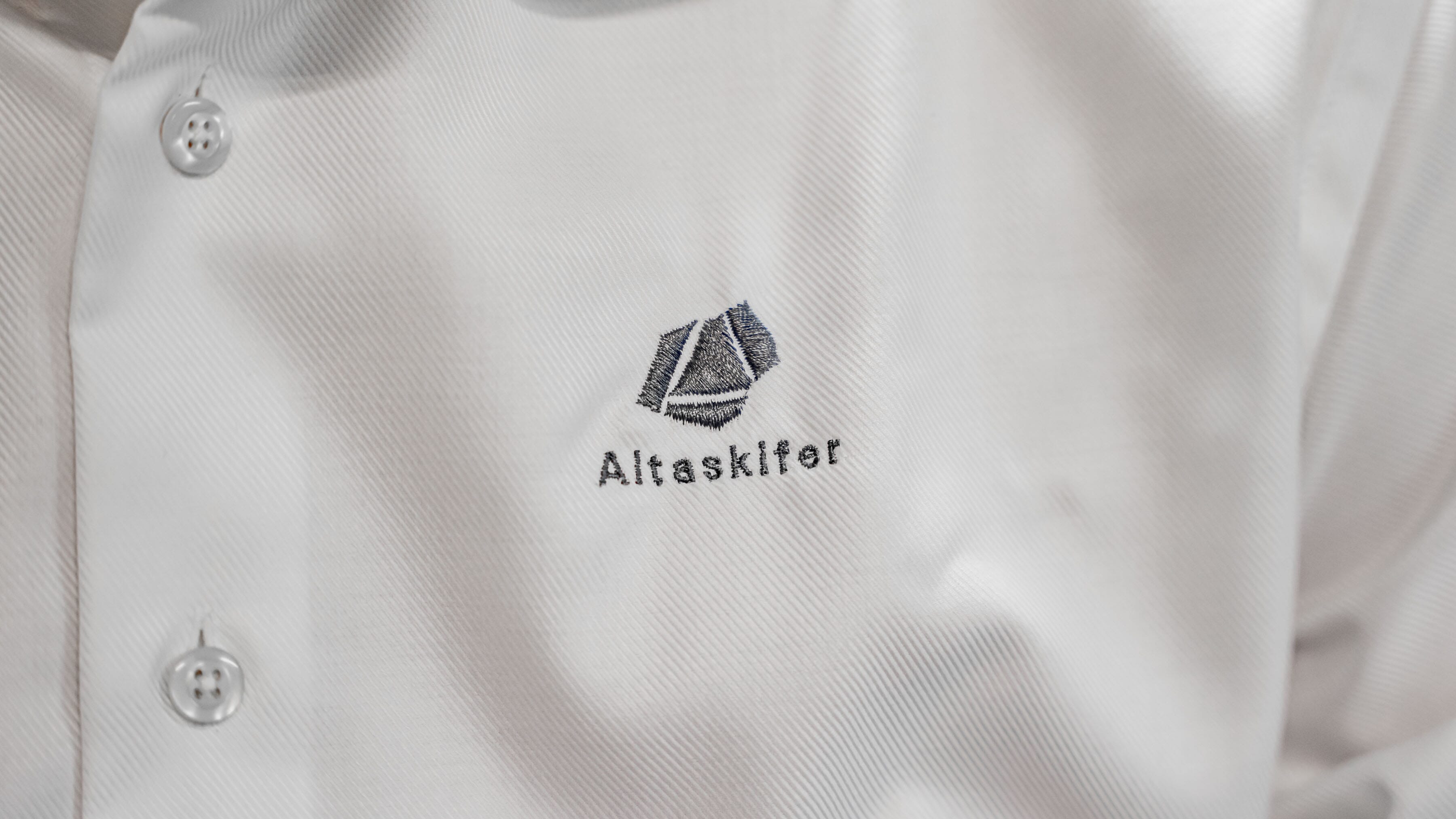 Altaskifer brodert på hvit skjorte