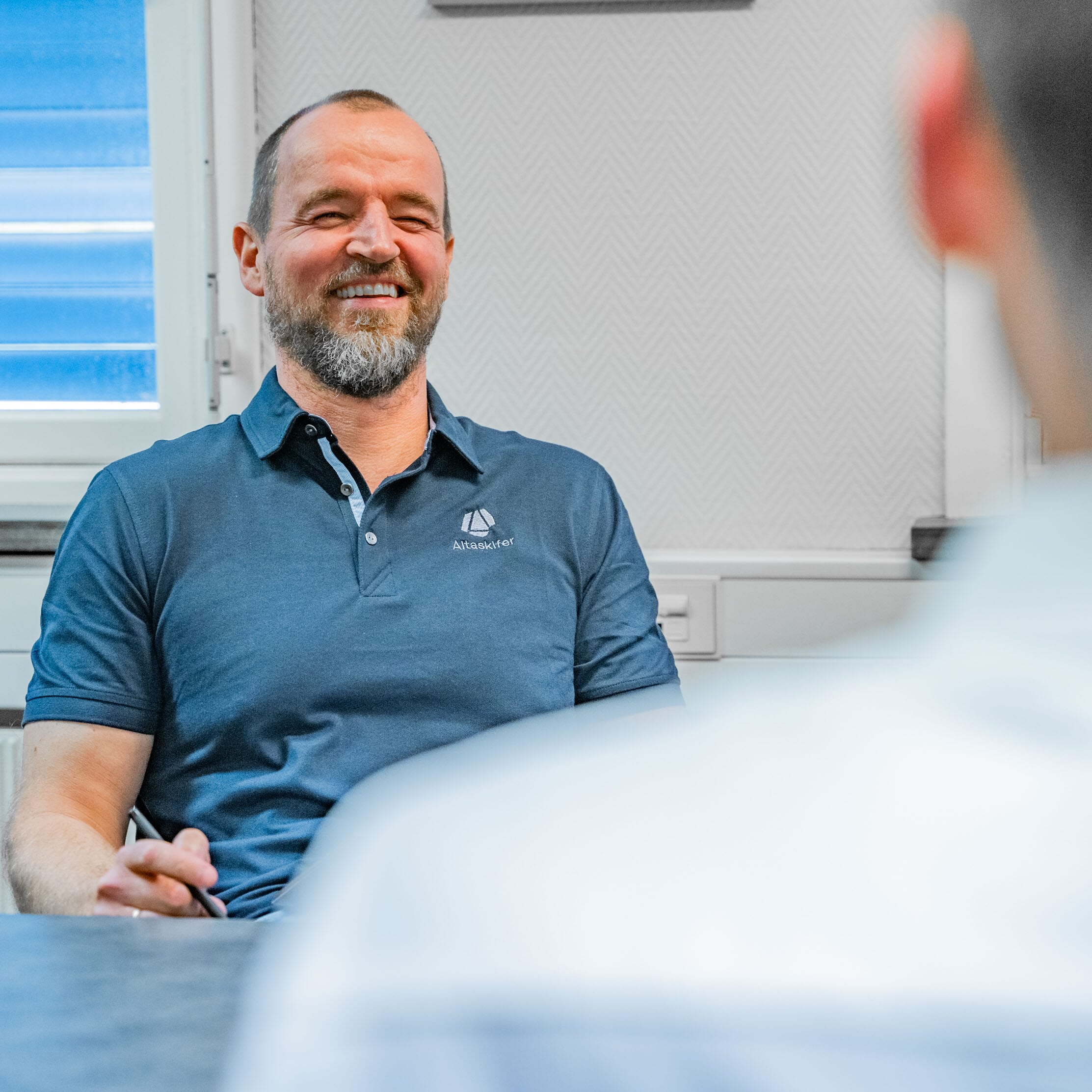 Asbjørn med brodert logo fra Vernesenteret