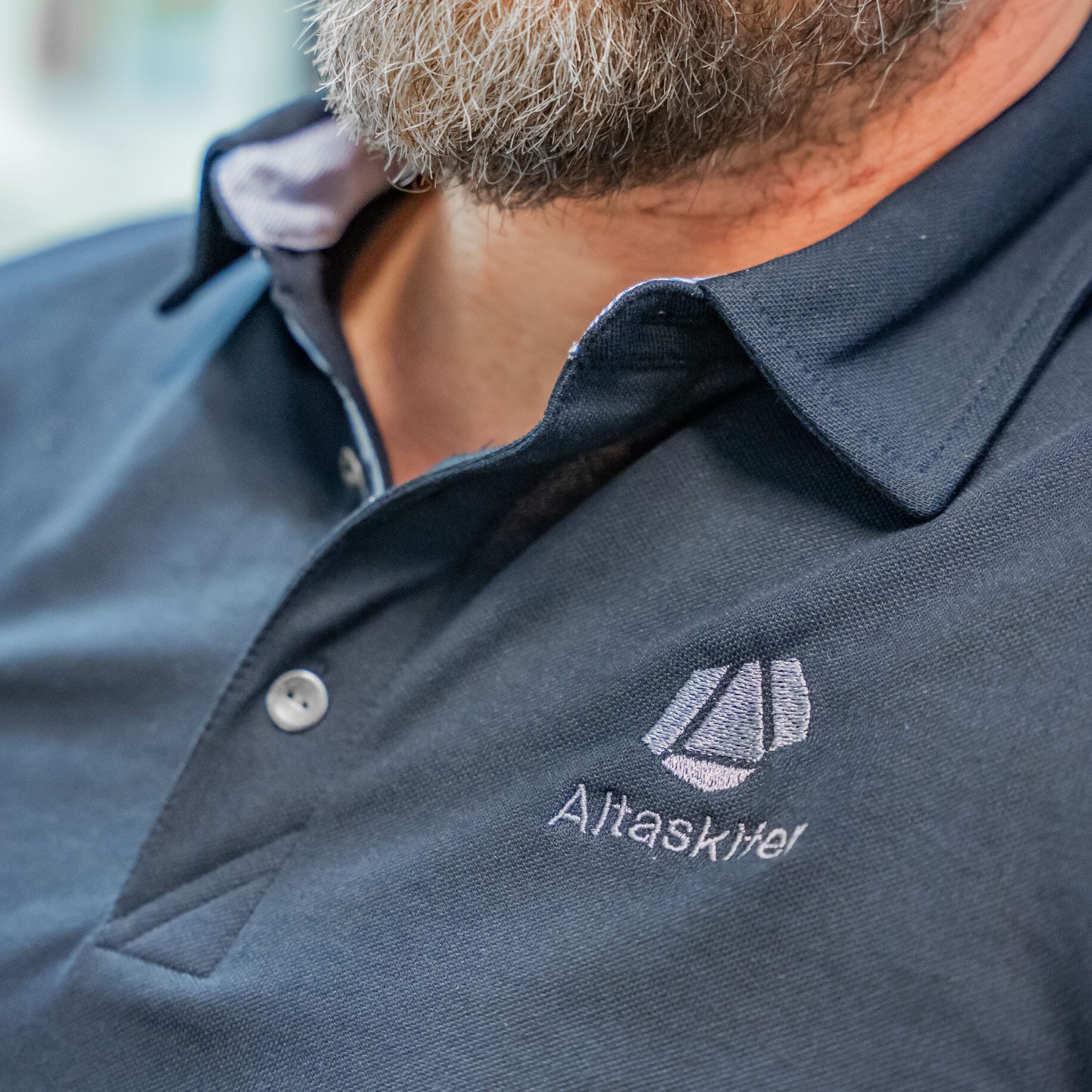 Asbjørn med brodert logo fra Vernesenteret på pique