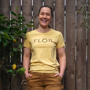 FLOR T-SKJORTE STRÅGUL