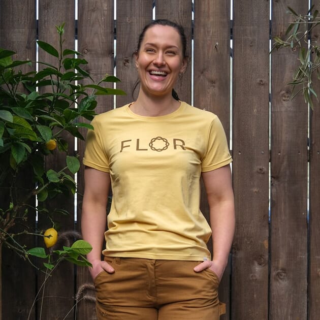 FLOR T-SKJORTE STRÅGUL.jpeg